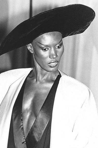 Kaşlarıyla fark yaratan ünlü isimler