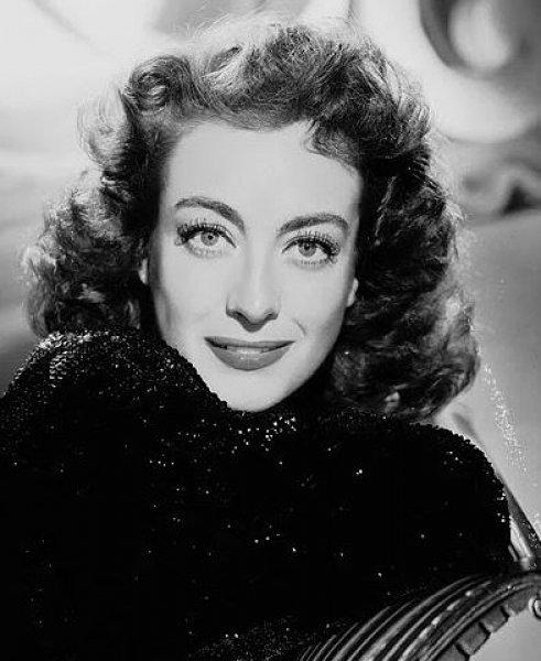 Kaşlarıyla fark yaratan ünlü isimler