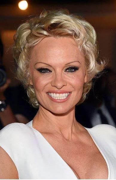 Kaşlarıyla fark yaratan ünlü isimler