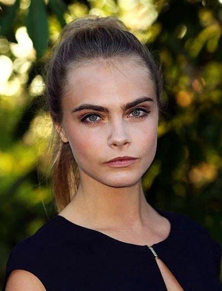 Kaşlarıyla fark yaratan ünlü isimler