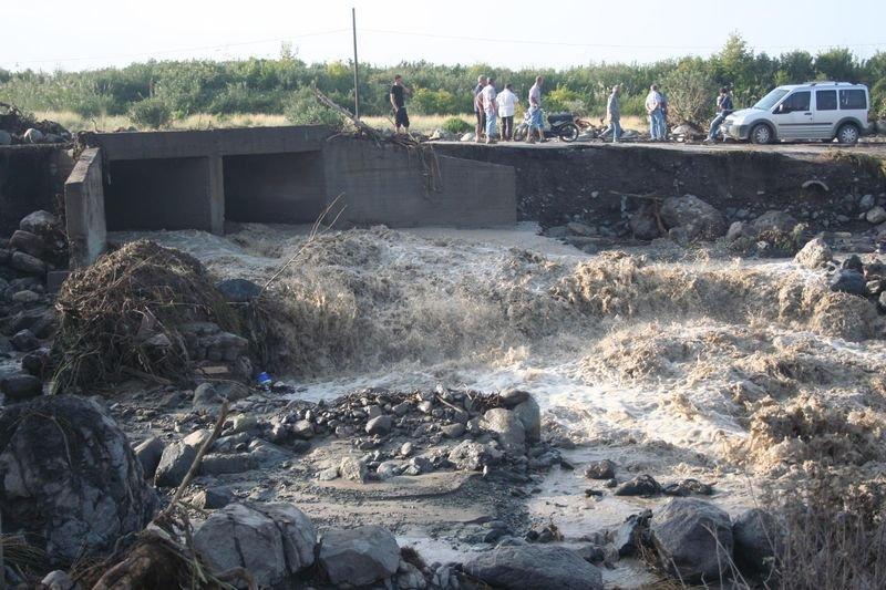 Hatay'ın Erzin ilçesi sele teslim oldu 