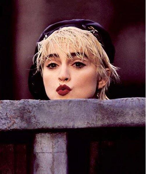 Kaşlarıyla fark yaratan ünlü isimler