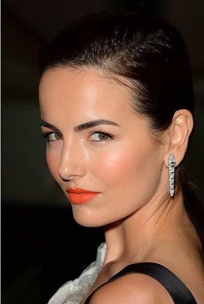 Kaşlarıyla fark yaratan ünlü isimler