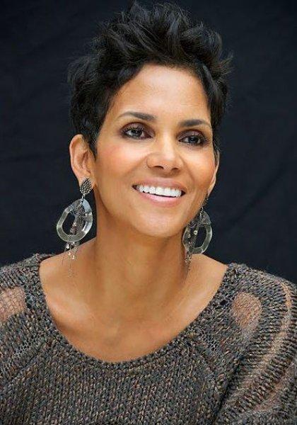 Kaşlarıyla fark yaratan ünlü isimler