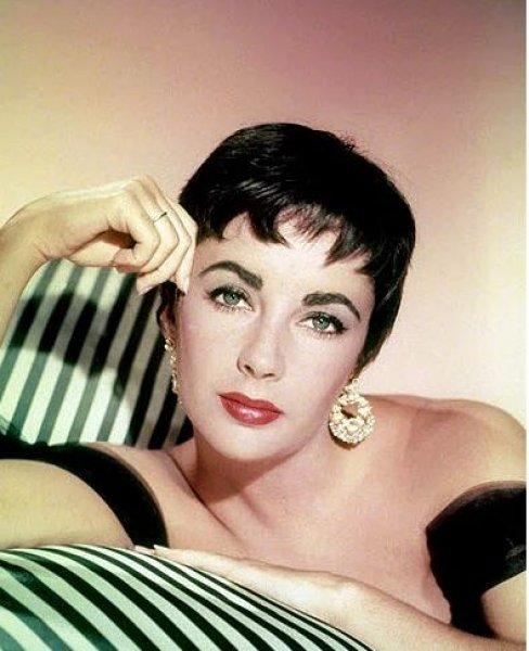 Kaşlarıyla fark yaratan ünlü isimler