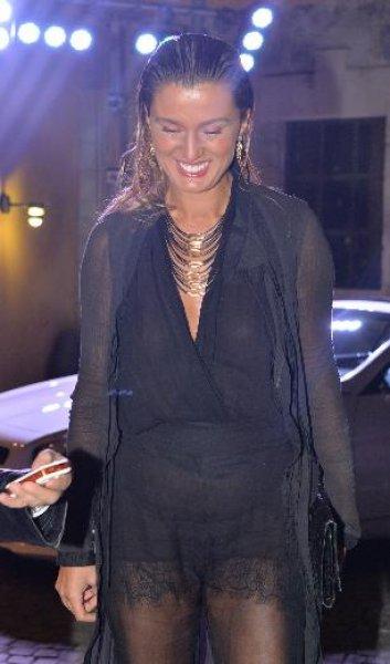 Tuğba Özay transparan tulumuyla partiye damga vurdu 