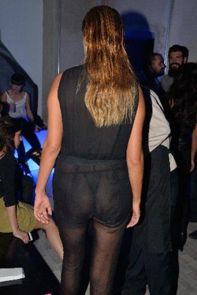 Tuğba Özay transparan tulumuyla partiye damga vurdu 