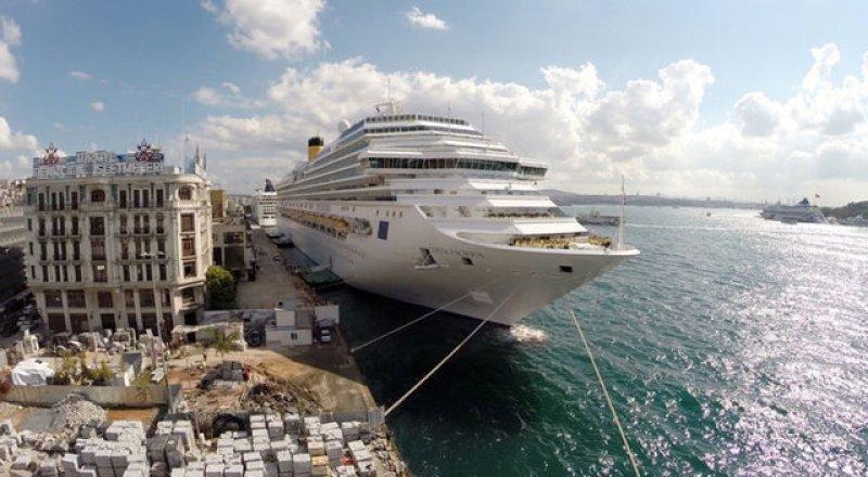 Dünyanın en büyük ve en eski cruise gemisi İstanbul'da