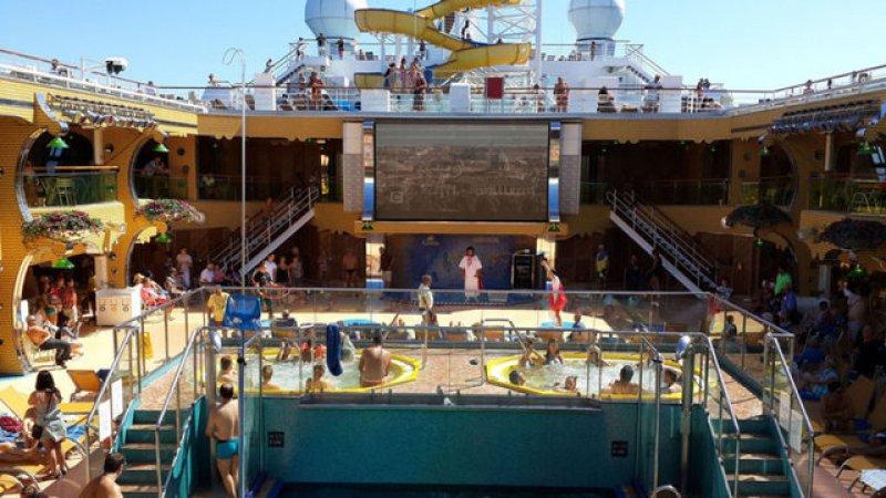 Dünyanın en büyük ve en eski cruise gemisi İstanbul'da