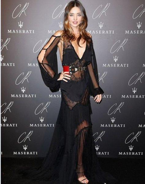 Ünlüler dekolte yarışına girdi 