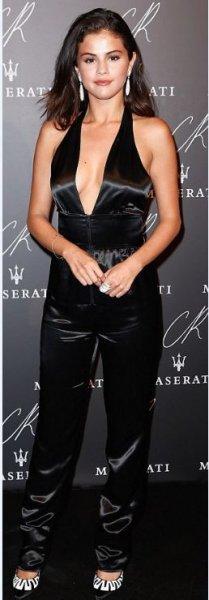 Ünlüler dekolte yarışına girdi 