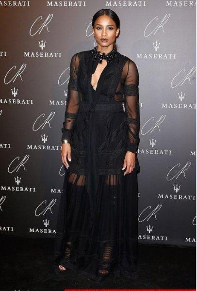 Ünlüler dekolte yarışına girdi 