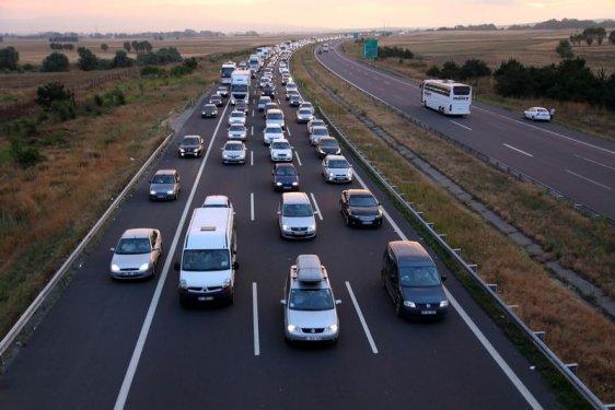 Tatilciler TEM'de 12 kilometrelik kuyruk oluşturdu