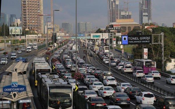 Tatilciler TEM'de 12 kilometrelik kuyruk oluşturdu