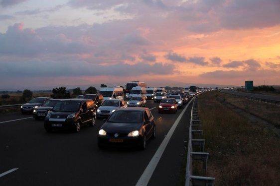 Tatilciler TEM'de 12 kilometrelik kuyruk oluşturdu