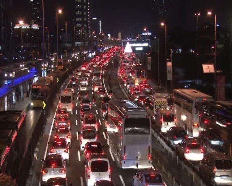 Tatilciler TEM'de 12 kilometrelik kuyruk oluşturdu