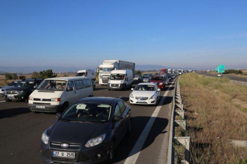 Tatilciler TEM'de 12 kilometrelik kuyruk oluşturdu