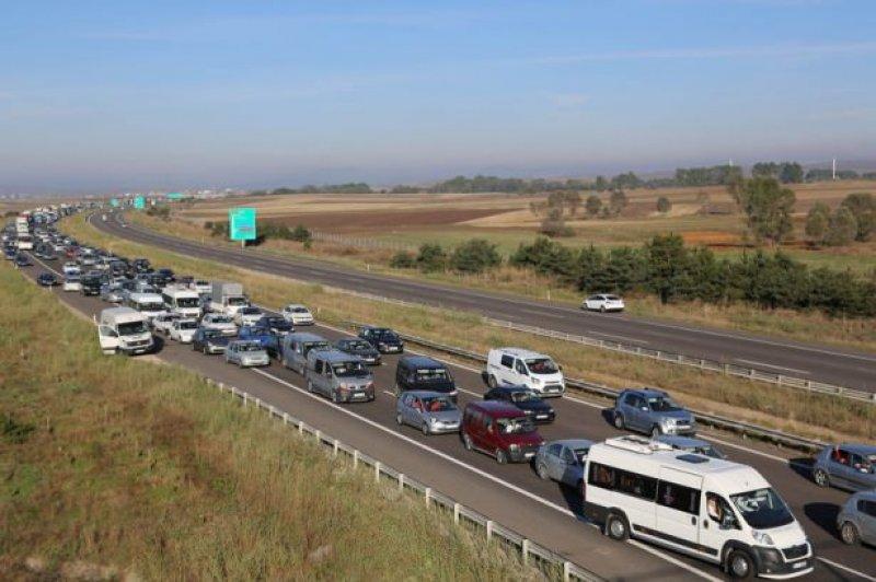 Tatilciler TEM'de 12 kilometrelik kuyruk oluşturdu