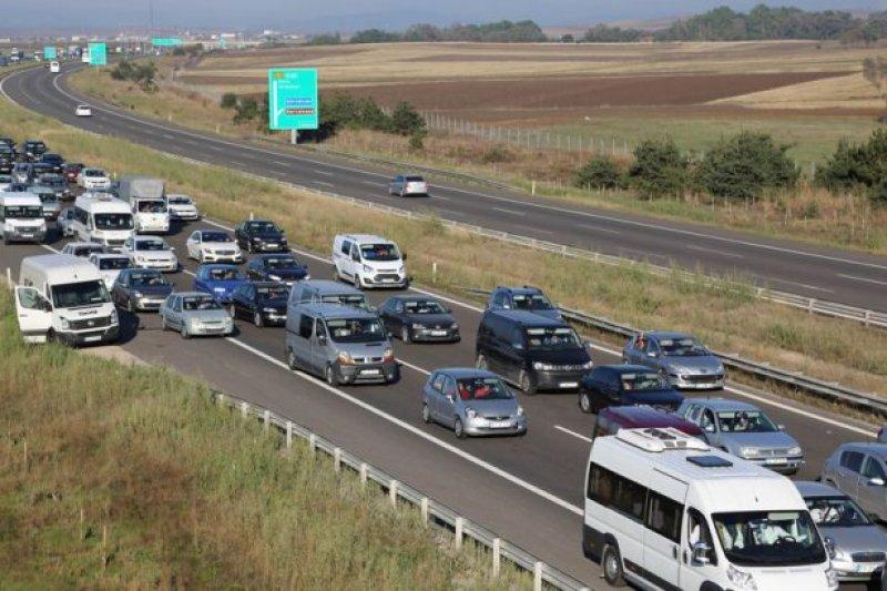Tatilciler TEM'de 12 kilometrelik kuyruk oluşturdu