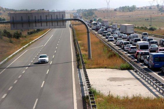 Tatilciler TEM'de 12 kilometrelik kuyruk oluşturdu