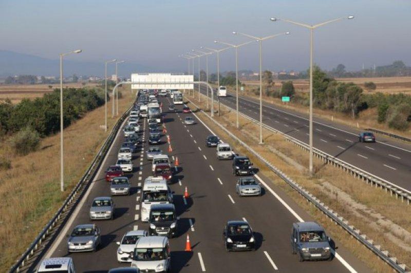 Tatilciler TEM'de 12 kilometrelik kuyruk oluşturdu