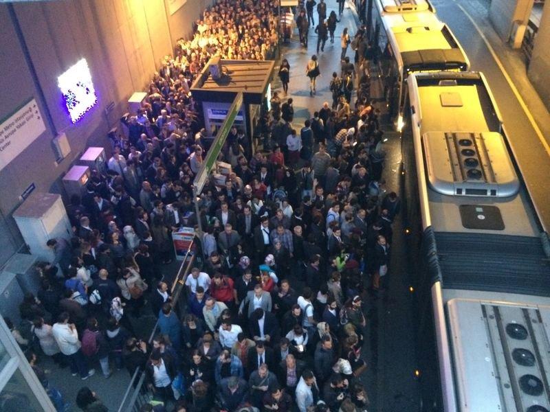 Tatilciler TEM'de 12 kilometrelik kuyruk oluşturdu