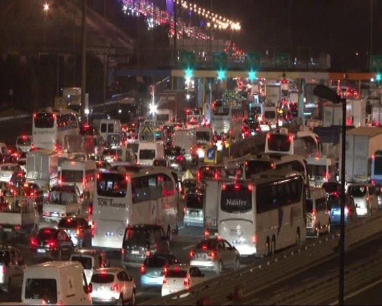 Tatilciler TEM'de 12 kilometrelik kuyruk oluşturdu