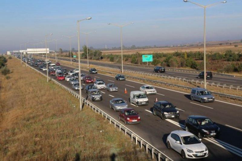 Tatilciler TEM'de 12 kilometrelik kuyruk oluşturdu