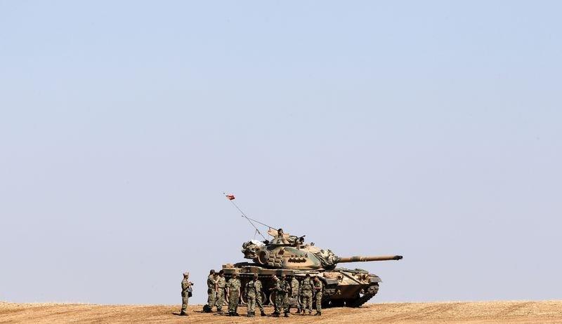 Kobani sınırına tank yığınağı