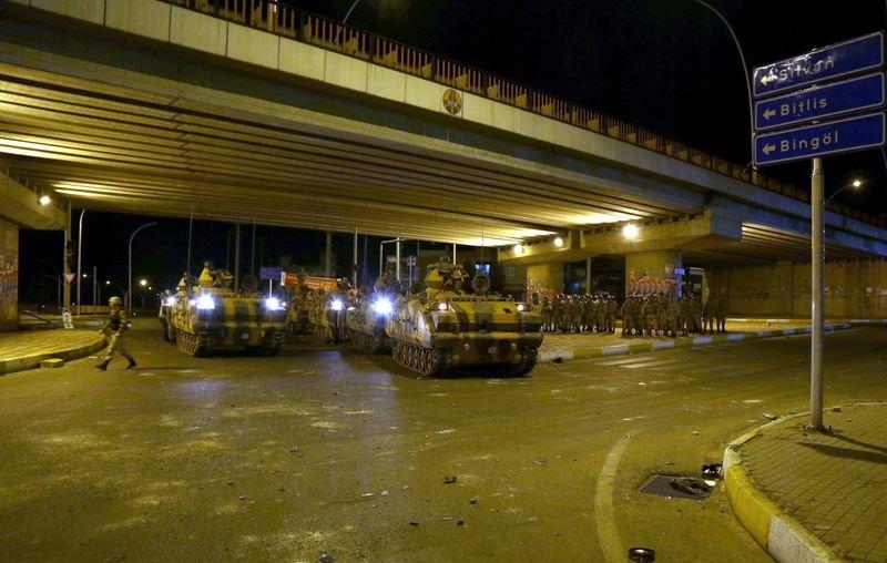 Asker Diyarbakır sokaklarında asayiş sağladı