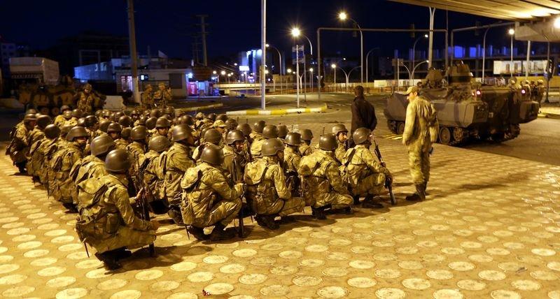 Asker Diyarbakır sokaklarında asayiş sağladı