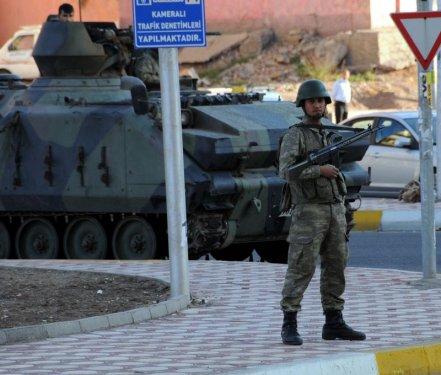 Asker Diyarbakır sokaklarında asayiş sağladı