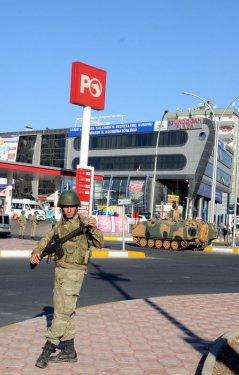 Asker Diyarbakır sokaklarında asayiş sağladı