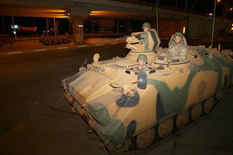 Asker Diyarbakır sokaklarında asayiş sağladı