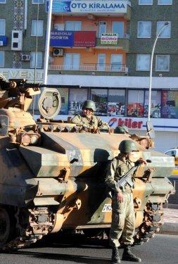 Asker Diyarbakır sokaklarında asayiş sağladı