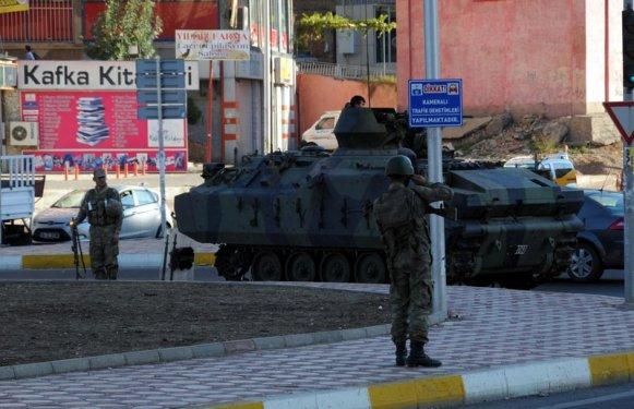 Asker Diyarbakır sokaklarında asayiş sağladı