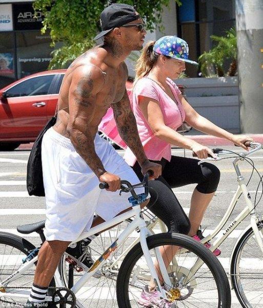 Kelly Brook'u unutturan güzel model Metisha Schaefer