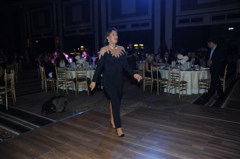 Ödül gecesinde Özge Ulusoy göz kamaştırdı 