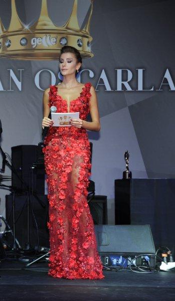 Ödül gecesinde Özge Ulusoy göz kamaştırdı 