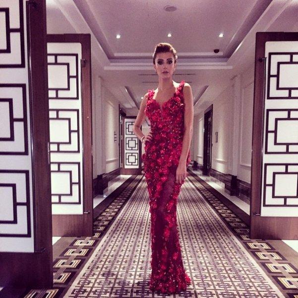 Ödül gecesinde Özge Ulusoy göz kamaştırdı 