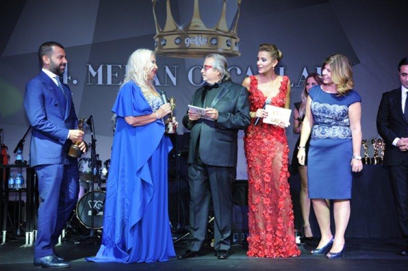 Ödül gecesinde Özge Ulusoy göz kamaştırdı 