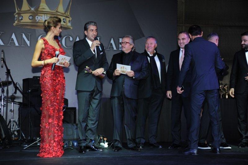 Ödül gecesinde Özge Ulusoy göz kamaştırdı 