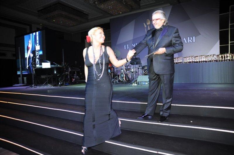 Ödül gecesinde Özge Ulusoy göz kamaştırdı 