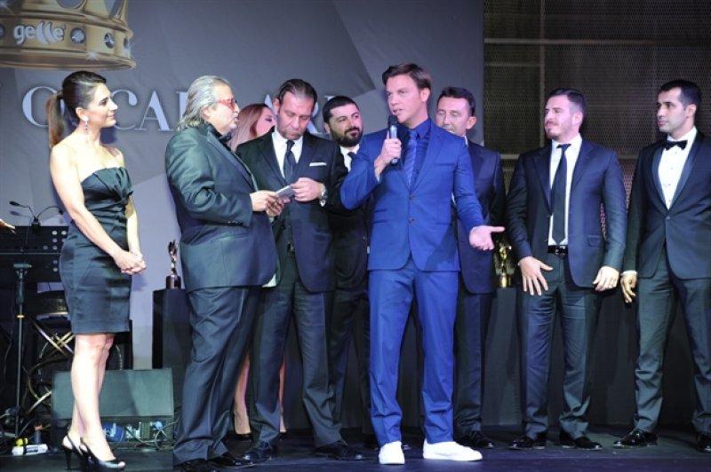 Ödül gecesinde Özge Ulusoy göz kamaştırdı 