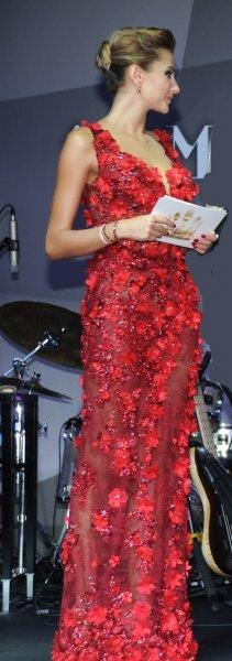 Ödül gecesinde Özge Ulusoy göz kamaştırdı 