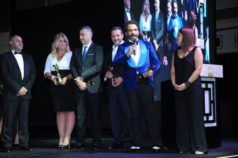 Ödül gecesinde Özge Ulusoy göz kamaştırdı 