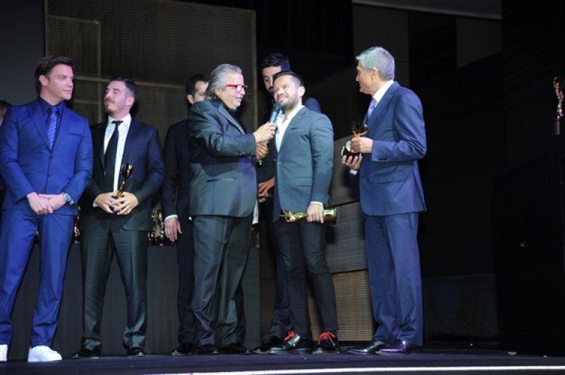 Ödül gecesinde Özge Ulusoy göz kamaştırdı 