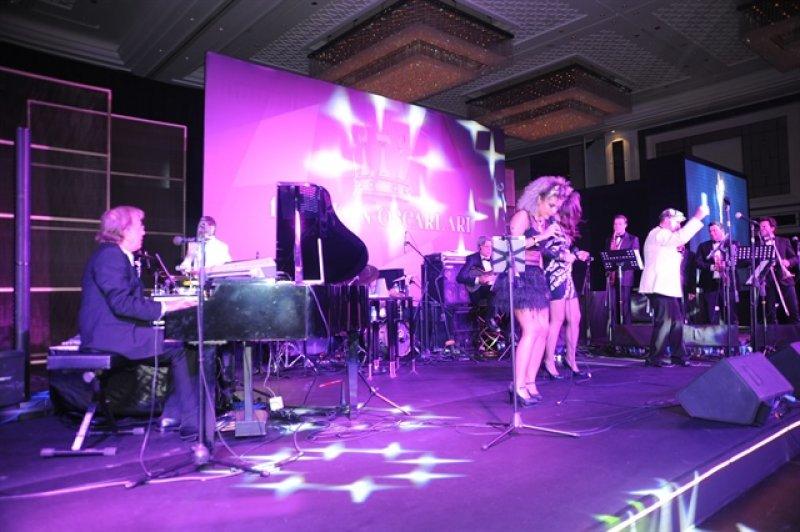 Ödül gecesinde Özge Ulusoy göz kamaştırdı 