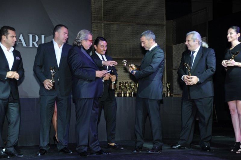 Ödül gecesinde Özge Ulusoy göz kamaştırdı 