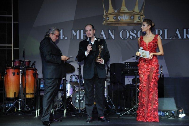 Ödül gecesinde Özge Ulusoy göz kamaştırdı 